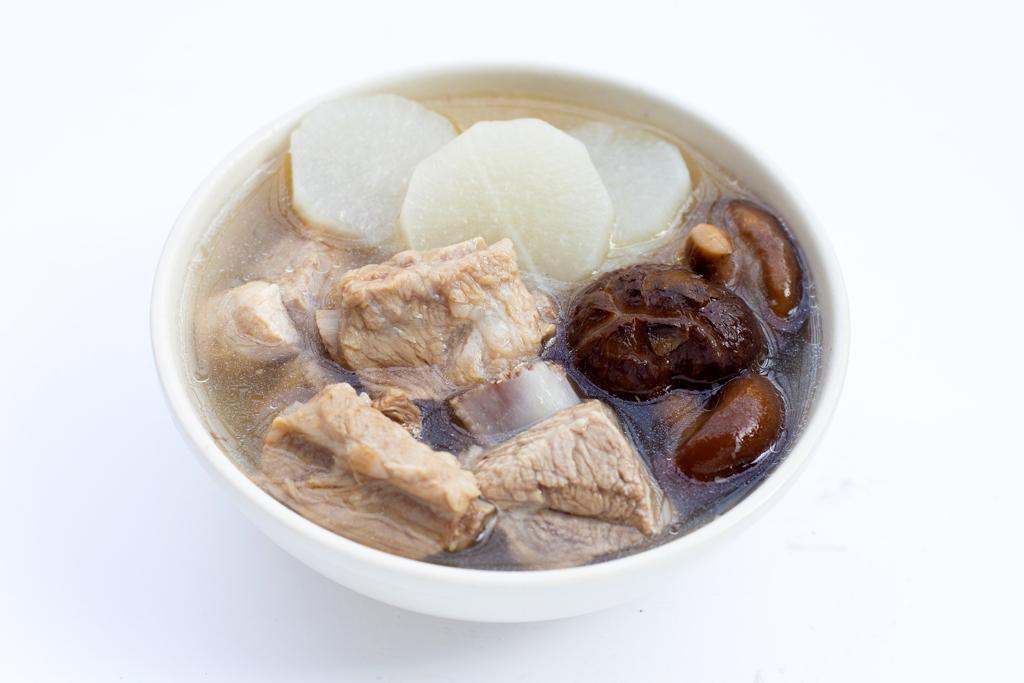 網傳「香菇白蘿蔔湯可防癌」，專家表示，沒有任何一種食物可以單獨保護人免受癌症侵害，呼籲民眾勿信此說法。(示意圖/ Shutterstock )