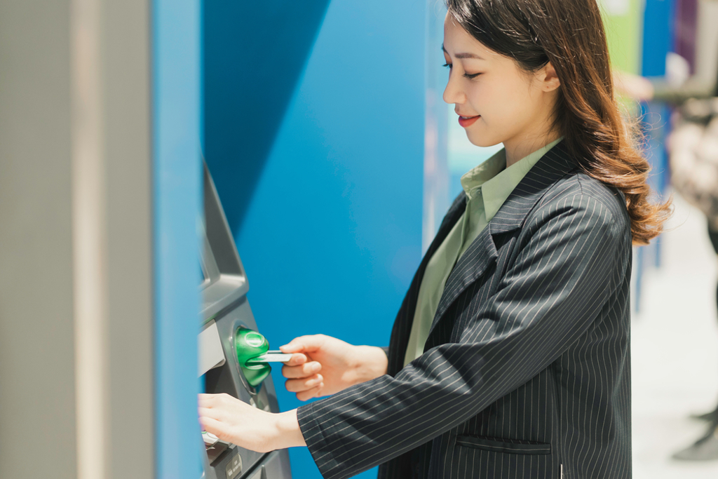 民眾可利用全台在超商、捷運站等各地超過3.2萬台的ATM，不用登記、輕鬆領到6,000元。（示意圖/達志影像/shutterstock）