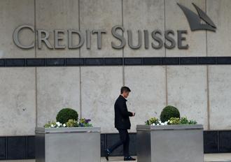 最新的動盪是瑞士信貸銀行（Credit Suisse）體質狀況的恐慌所引發。擁有166年歷史的瑞信因長年管理不善和風險控管不力而問題叢生。(圖/路透社)