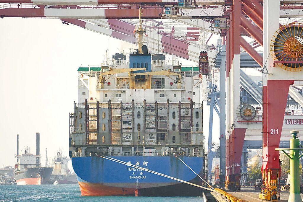 經濟部統計處昨日公布，2月外銷訂單為421.2億美元，年減18.3％，連續6個月負成長。圖為高雄港貨櫃船靠港裝卸貨櫃。（中央社）