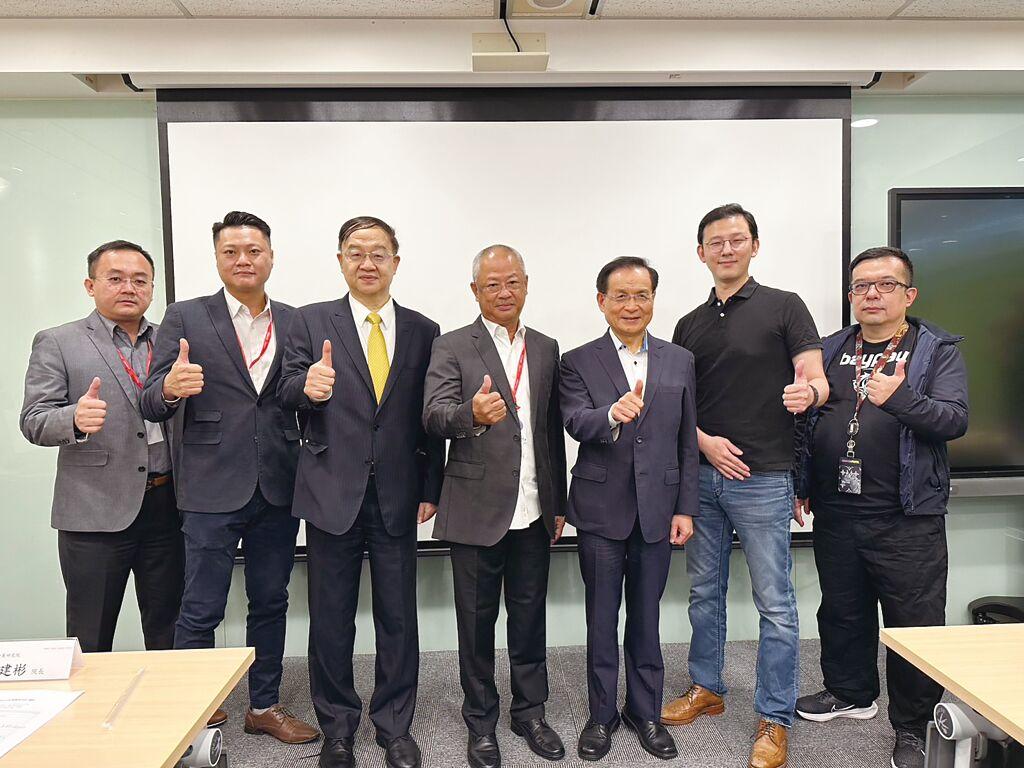 商研院（CDRI）董事長許添財（右三）、院長王建彬（左三）親自接待馬來西亞最大電器連鎖企業新興電器創辦人林金興（中）率領的參訪團隊。圖／蔡淑芬