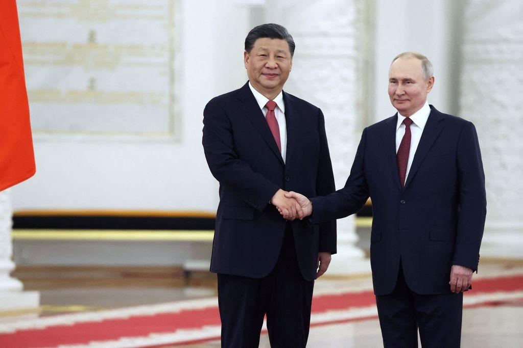 2023年3月21日，俄羅斯總統普丁在克里姆林宮上與中國大陸領導習近平握手。（路透社）