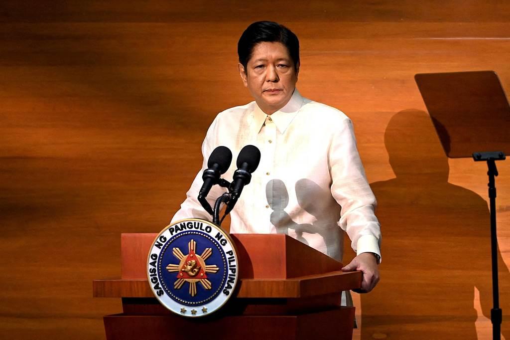 小馬可仕在菲律賓軍隊發表講話時，告訴軍隊要保持警惕，因為對菲律賓安全的外部威脅正變得越來越複雜和「不可預測」。（路透社）