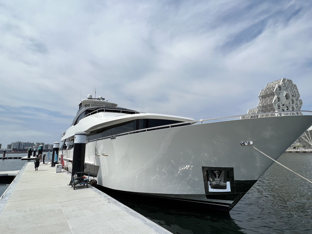 東哥遊艇今天向媒體展示2500萬美元豪華遊艇。（莊丙農 攝影）