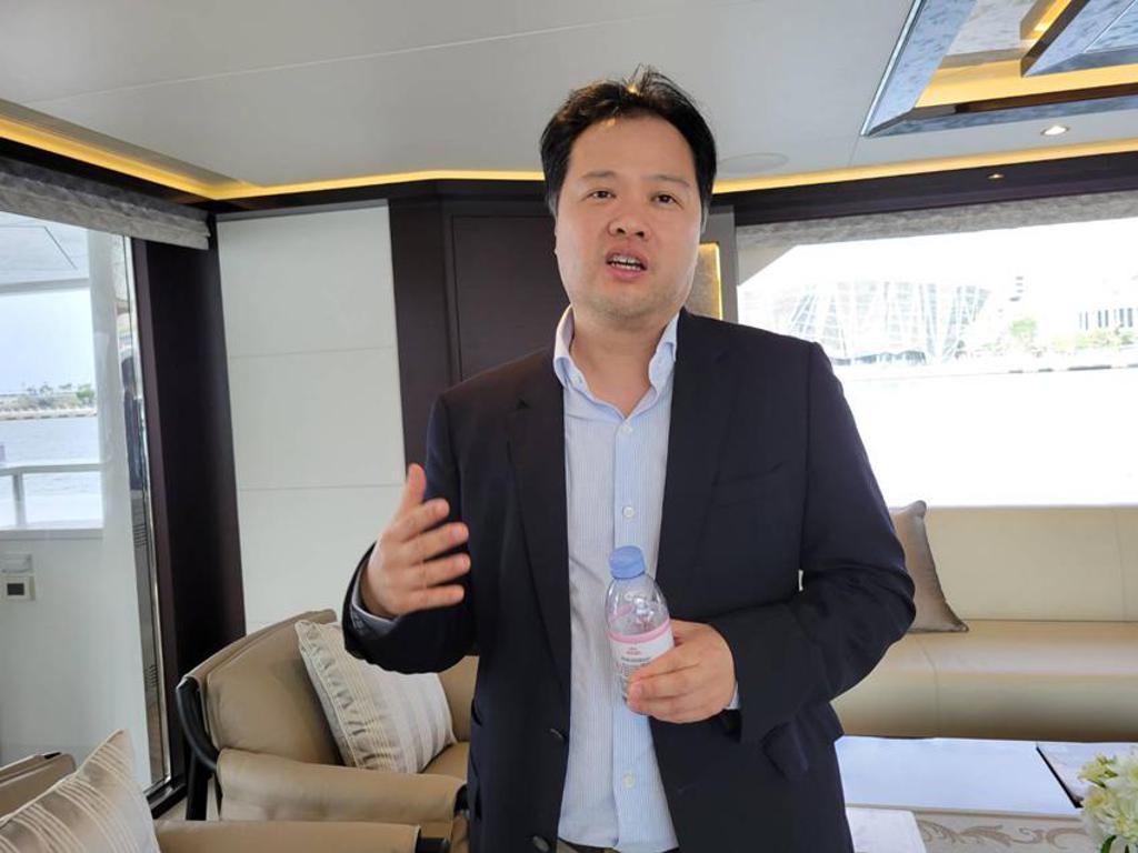 （東哥遊艇董事長闕慶承22日表示，價值約台幣7.5億元的120呎豪華遊艇，4月將運交美國買家。圖／顏瑞田）