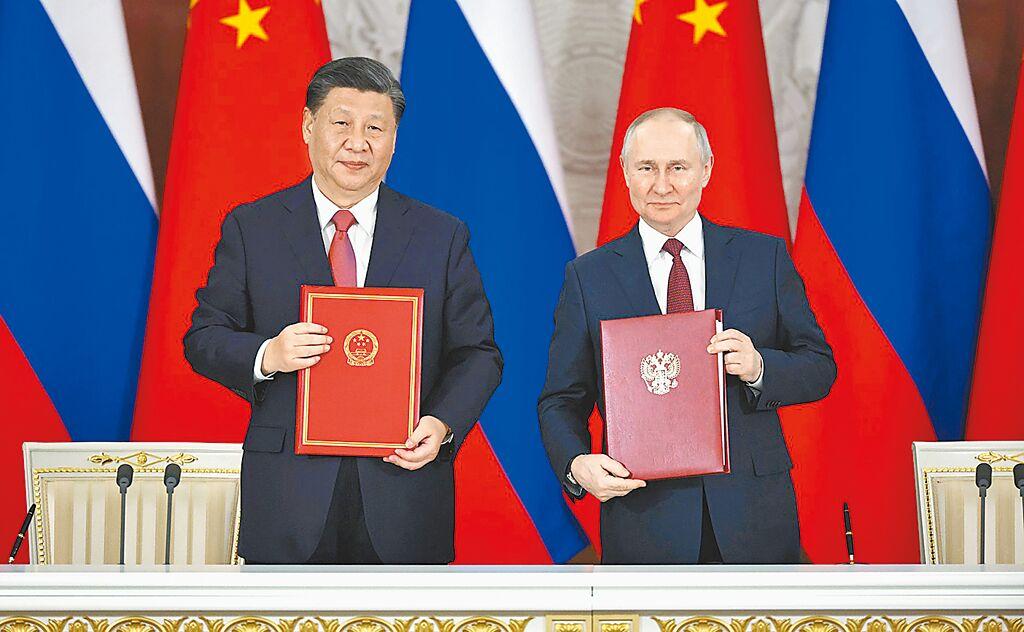 中國國家主席習近平（左）訪問俄羅斯，與俄羅斯總統普丁（右）等政府高層會談後，雙方簽署協議。（摘自俄羅斯總統府官網）