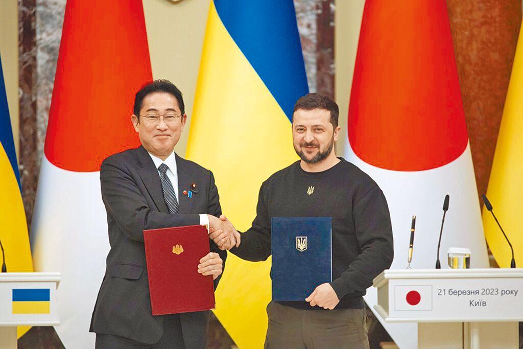 日本首相岸田文雄（左）21日訪問烏克蘭，與總統澤倫斯基（右）會晤。雙方簽署共同聲明並召開記者會。（摘自烏克蘭總統府官網）