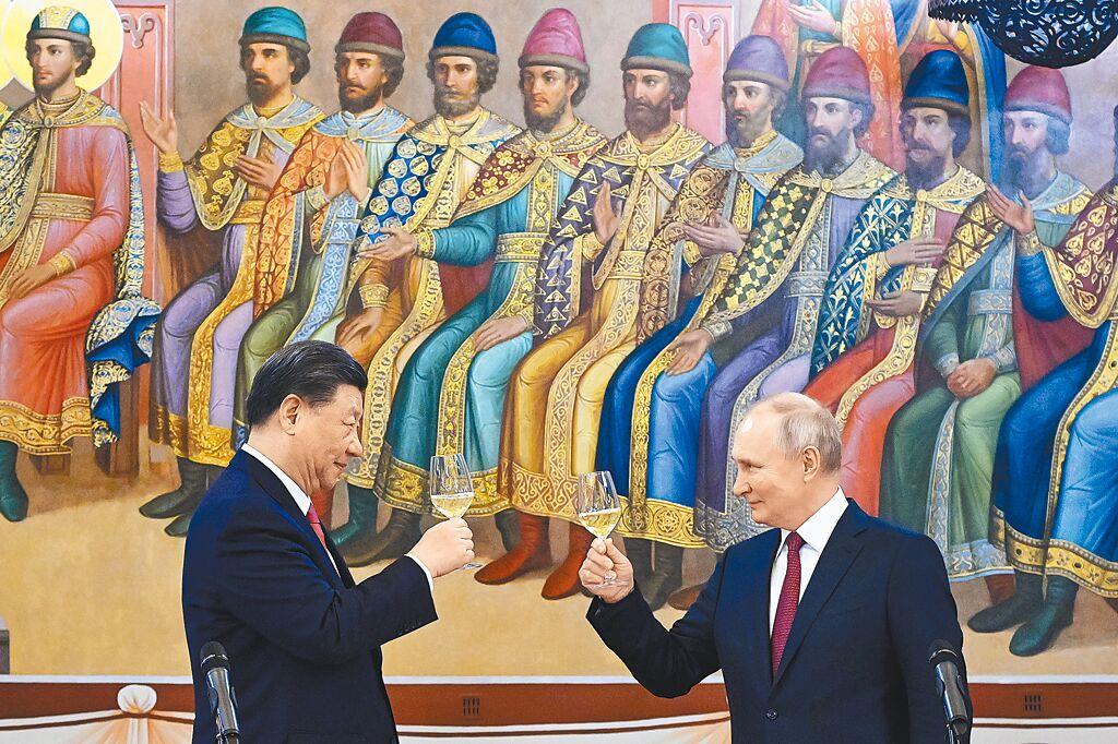 中國國家主席習近平（左）在莫斯科克里姆林宮與俄羅斯總統普丁舉行會談。圖為多稜宮晚宴。（美聯社）