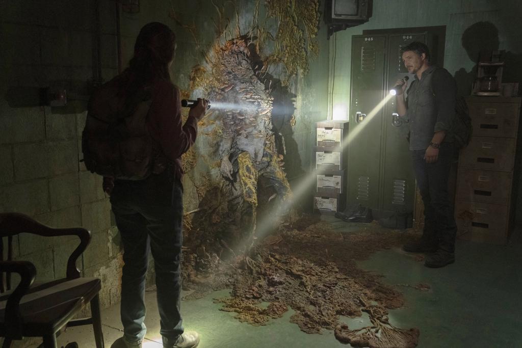 紅色真菌「吞噬」消防栓，令人聯想起HBO由電玩改編的真人影集《最後生還者》（The Last of Us）恐怖場景。（達志圖庫/TGP）