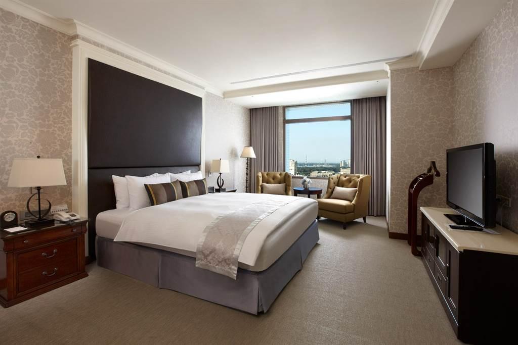 台中港酒店為推出限量總統套房只要1萬2000元，雙人同行每人僅需6000元。（台中港酒店提供／陳淑娥台中傳真）