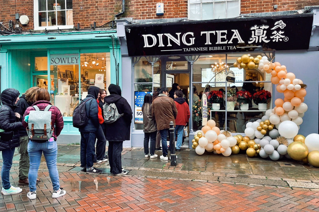 2022年底登錄興櫃交易的巨宇翔經營手搖茶飲品牌「薡茶」，目前在全球13國共有333家門市，圖為「薡茶」英國門市。（巨宇翔提供）