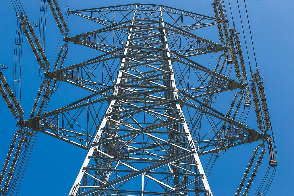 3月23日當天傳出許多工廠參加台電需量競價，結果不管是報價5元、10元，都在夜尖峰時段被台電全收購，遭外界質疑當日缺電才要賠本向民間買電。（鄧博仁攝）