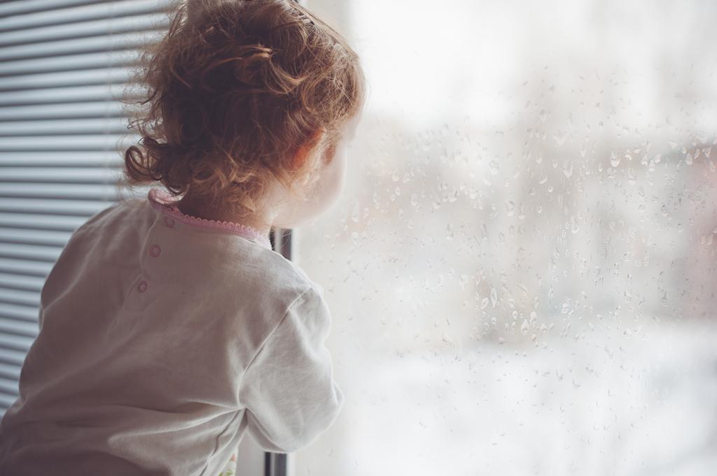 兒童對窗外世界充滿好奇，一不小心就有可能發生意外。（示意圖／Shutterstock）