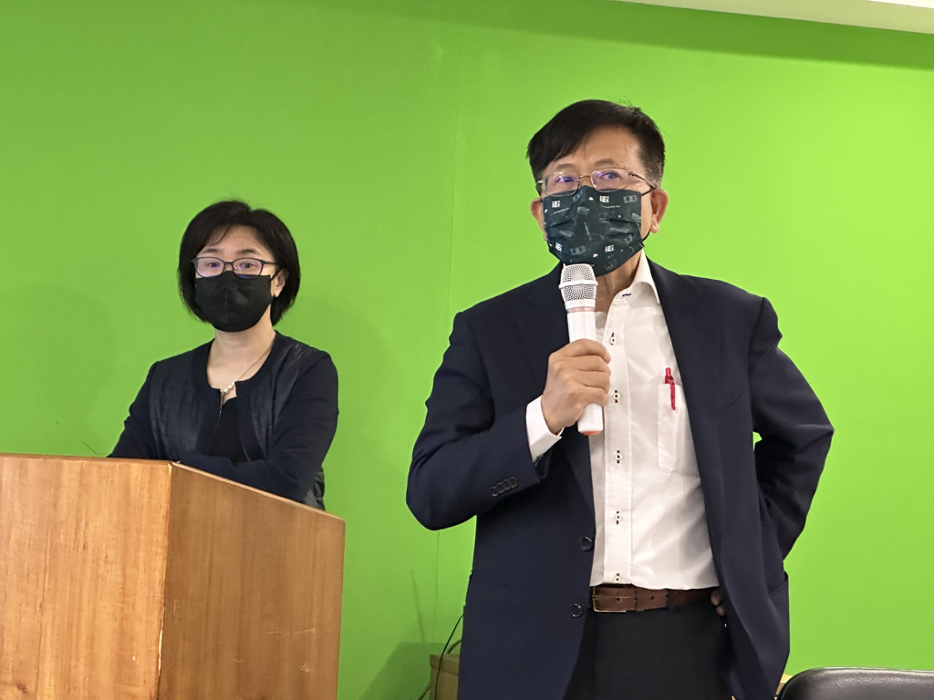 威強電總經理江重良(右)、發言人陳怡蓉(左)。（葉時安攝）