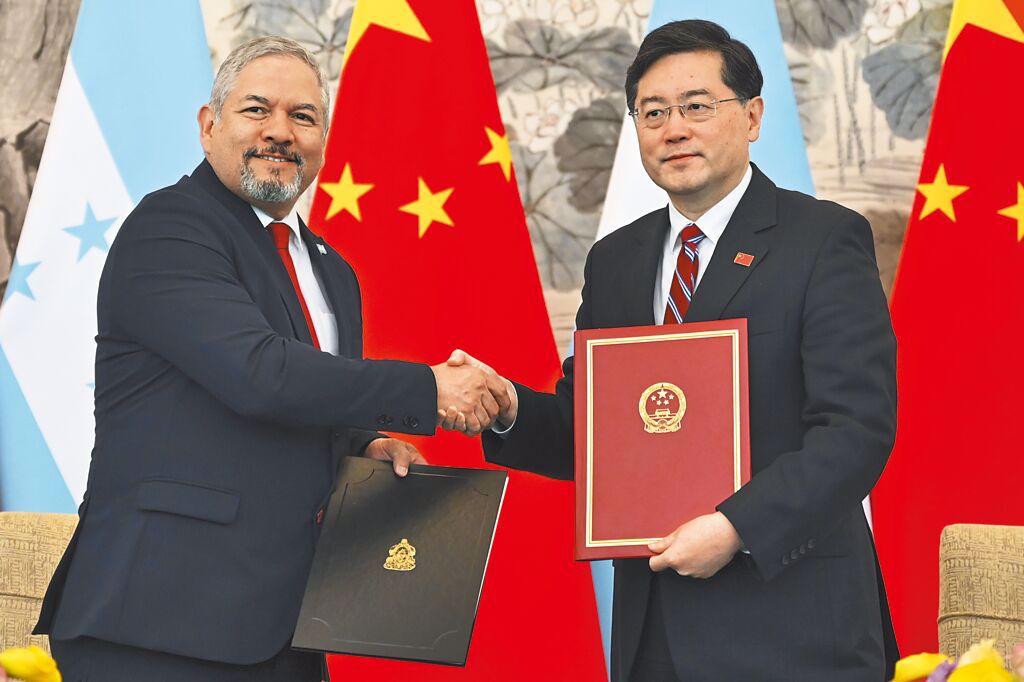 中國外交部長秦剛（右）與宏都拉斯外長雷伊納（左）簽署中宏建交公報。（摘自中國外交部官網）
