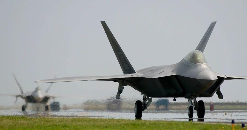 美菲兩國加強國防合作，F-22「猛禽」（Raptor）戰機以輪調方式來到菲律賓的基地。（圖／美國空軍）