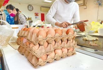 雞蛋缺口遲遲無法補足，現在鴨蛋也面臨短缺。圖為早餐店備好充足的蛋，提供給民眾點餐。（本報資料照片）