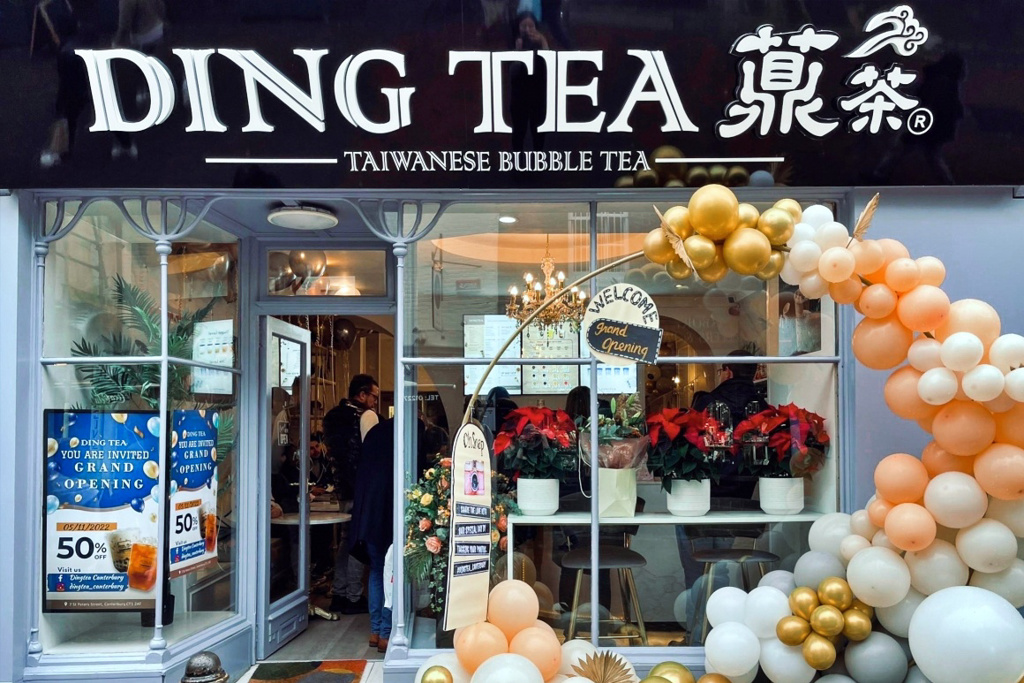 經營手搖茶飲品牌「薡茶」的巨宇翔成功插旗歐洲市場，於英國開出9家店。（巨宇翔提供）