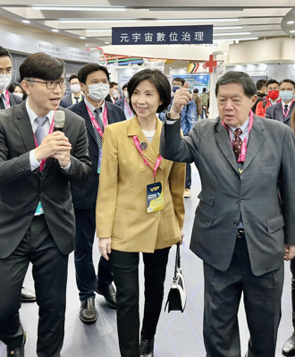 遠傳董事長徐旭董、總經理井琪今現身智慧城市展自家攤位。(王逸芯攝)