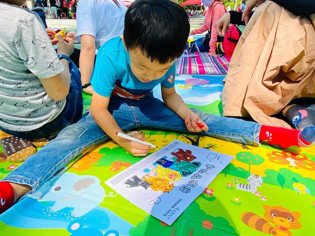 壽山動物園今年兒童節舉辦，「萬獸圖」繪畫創作坊圖活動。圖為110年曾舉辦兒童節寫生活動。（柯宗緯翻攝）