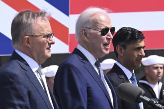 2023年3月13日，英國首相蘇納克（右）在美國聖地亞哥的海軍基地會見美國總統拜登和澳洲總理艾班尼斯（左）資料照。（美聯社）