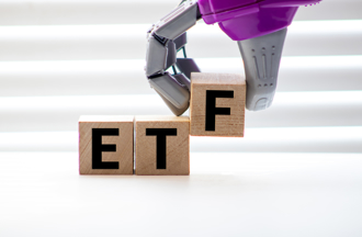 專家表示，成長型ETF首季績效贏高股息ETF，藍燈時更該布局成長型ETF，10年報酬率是高股息ETF的2~3倍。（示意圖/達志影像/shutterstock）
