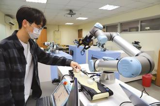 興大與優傲科技打造協作型機械手臂訓練教室。圖／中興大學提供