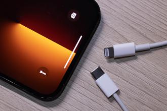  iPhone 15若限制充電速度恐違法。（示意圖／shutterstock）