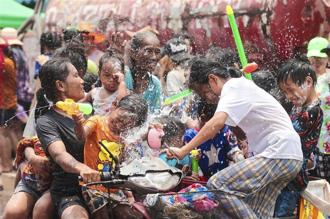 今年是泰國在疫情後首次潑水節假期與活動，然後，COVID-19感染人數就出現大增。(圖/美聯社)