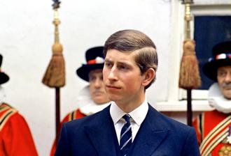 英國國王查爾斯三世（King Charles III）即將在6日加冕，外媒挖出他1979年被辣模偷襲、親吻臉頰的公關照。圖為查爾斯1968年在倫敦觀看遊行的資料照。（資料照／美聯社）
