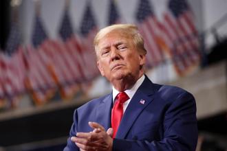 川普在直播中與CNN主持人就2020大選結果等多個問題發生爭論，他重申2020年大選「被操縱」的論調，並為「國會大廈騷亂」事件的示威者辯護。（路透社）