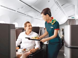 長榮航空不斷精進各項服務，致力於提供旅客最安全、舒適、便利的飛行體驗，連續8年獲得SKYTRAX五星級評比。（本報資料照片）