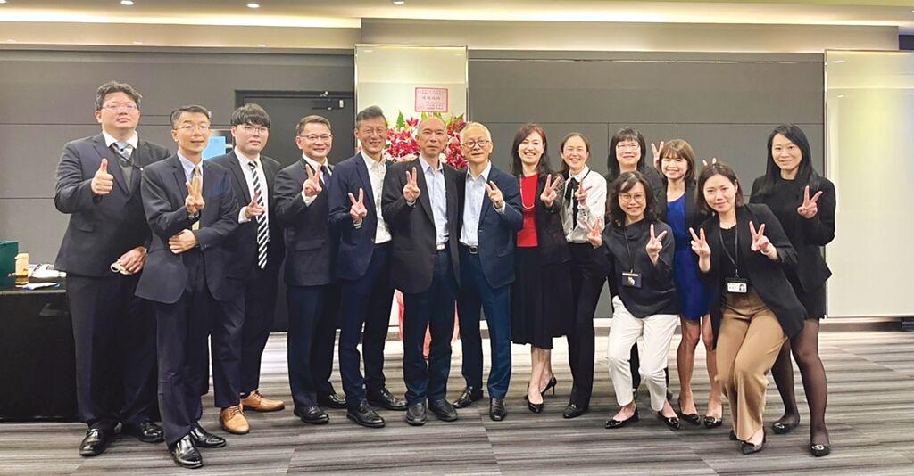 德鴻科技董事長暨總經理林宏興（左七）、中信證券投資銀行業務部長曾珮琪（左八）帶領經營團隊共同參與興櫃前法說會。圖／中信證券提供