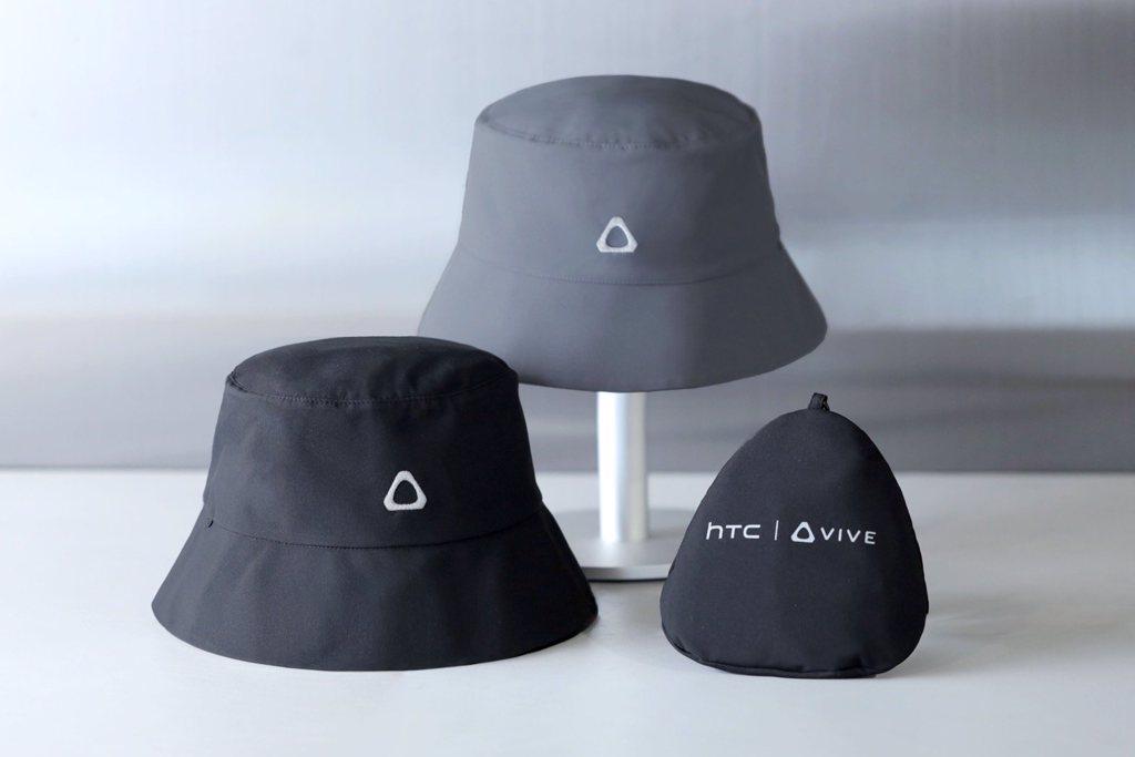宏達電今年股東會紀念品為HTC雙面抗UV機能帽。（圖／宏達電提供）