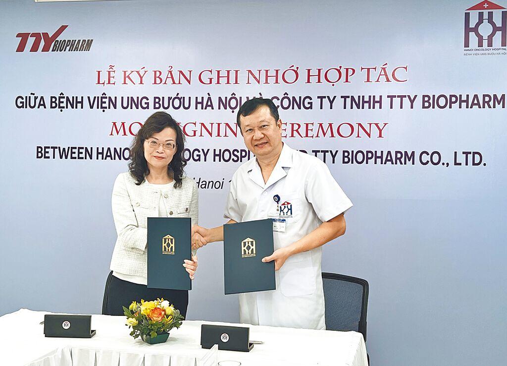 台灣東洋總經理侯靜蘭（左）與河內腫瘤醫院院長PhD.Dr.Bui Vinh Quang（右）攜手簽署合作備忘錄，共同推動醫衛新南向。（台灣東洋提供）