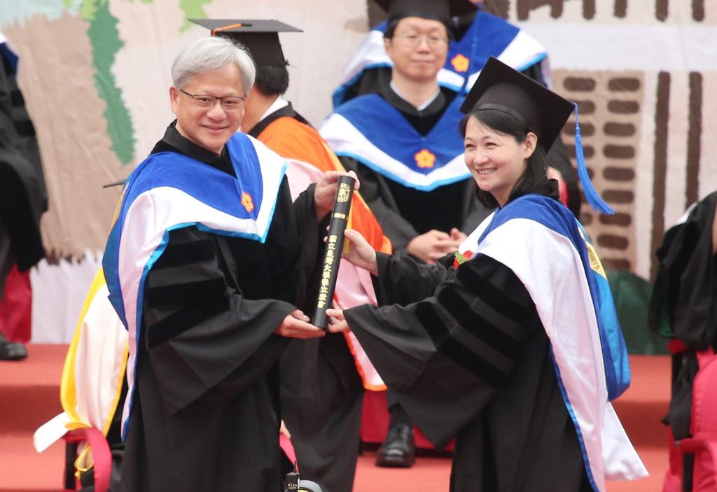 NVIDIA創辦人、執行長黃仁勳（左）受邀到台大畢業典禮擔任致詞嘉賓，並頒發學位證書給畢業生。（姚志平攝）