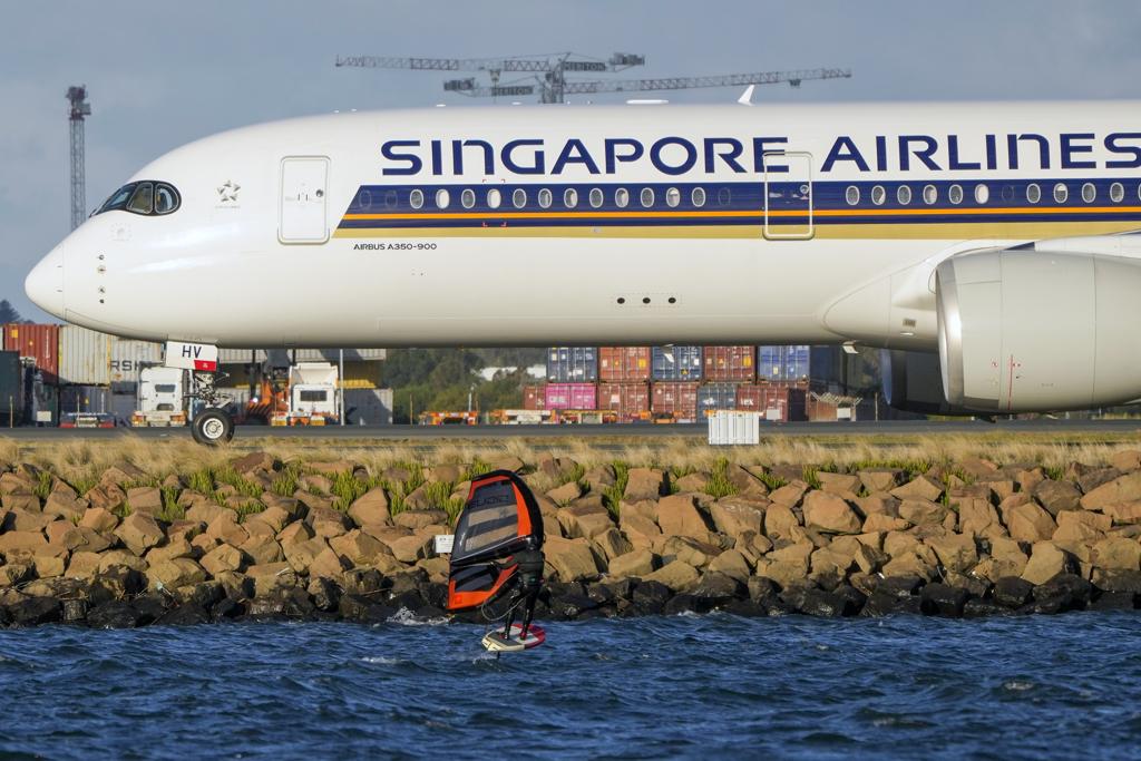 新加坡航空公司6月1日起不再強制機長、機組人員執勤時戴口罩。（資料照／美聯社）