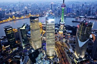 前世界銀行首席經濟學家林毅夫表示，2049年中國GDP將是美國2倍。圖為上海夜景。（示意圖/達志影像/shutterstock）
