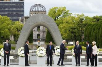 5月19日上午，七大工業國集團（G7）峰會在日本廣島市開幕時，各國首腦首先參觀了廣島和平紀念資料館，隨後來到公園內的原爆慰靈碑獻花。（圖／路透社）