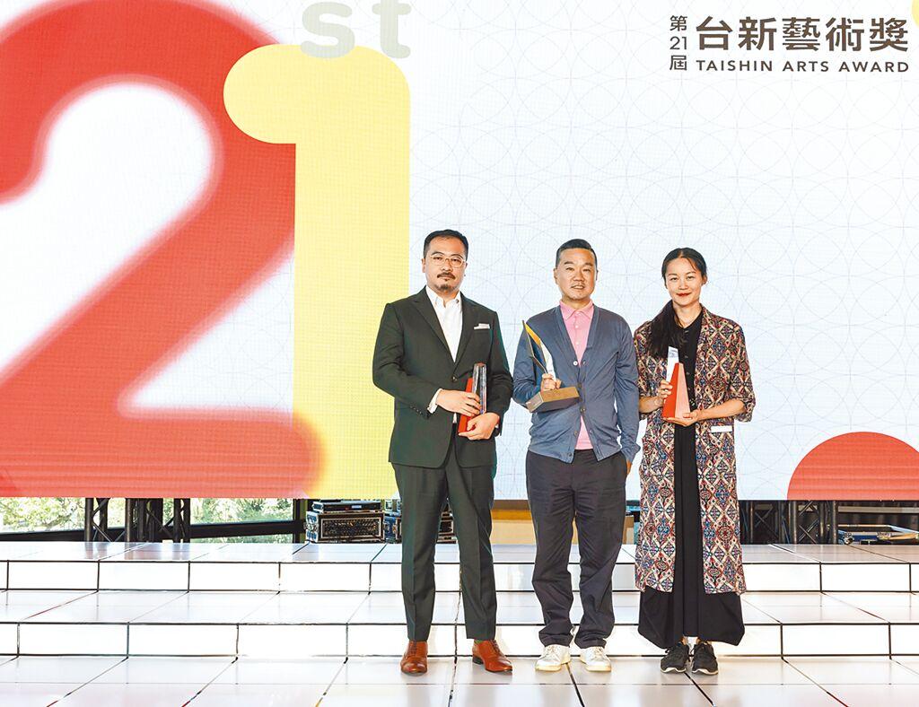 第21屆台新藝術獎三大獎得主高森信男（左起）、黨若洪、李貞葳。（台新藝術基金會提供）