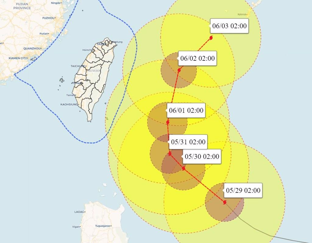 瑪娃颱風目前中心距離台灣南端約 650 公里，向西北前進，從東部外海緩慢北上。(翻攝自彭啟明臉書)