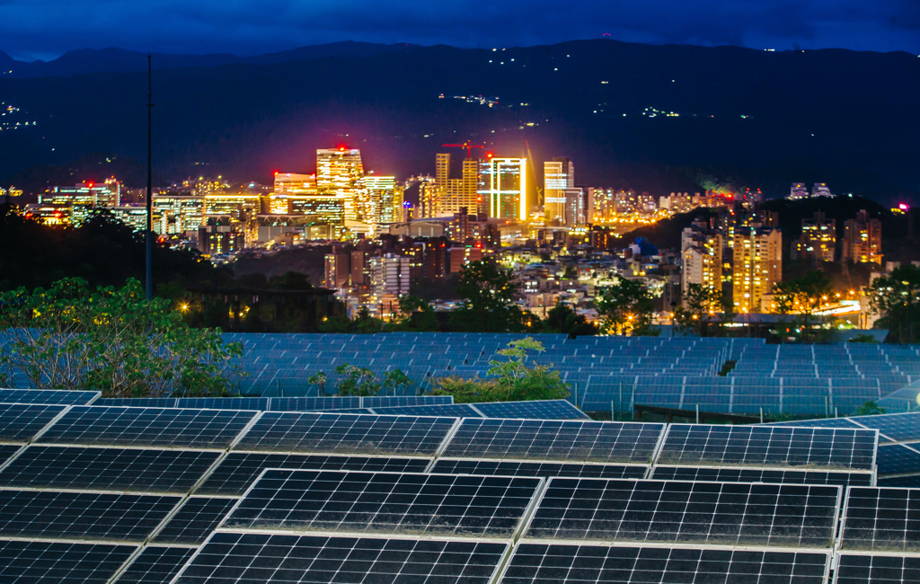 「再生能源發展條例」修正，增訂新建物屋頂設置太陽光電發電設備。（示意圖/報系資料照片）