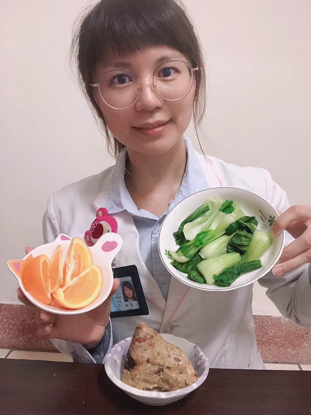 台中大里仁愛醫院營養師洪嘉勵29日表示，掌握「三多一少」原則即可安心吃粽，不過她也提醒，粽子1天還是1顆為限較佳。（大里仁愛醫院提供／潘虹恩台中傳真）