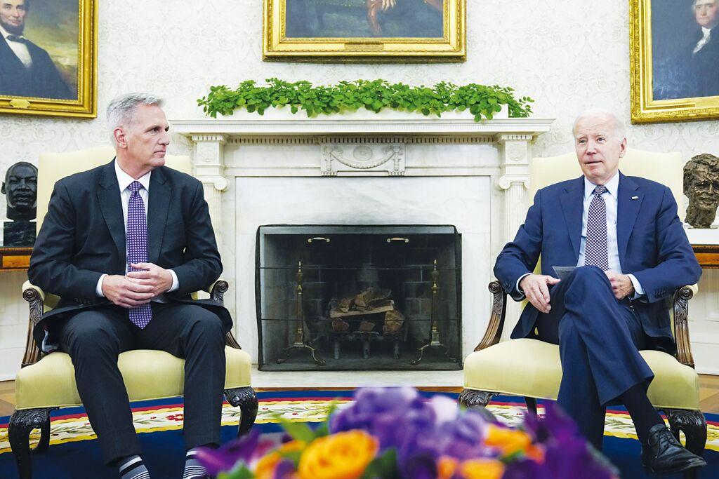 美國總統拜登與眾議院議長麥卡錫28日晚間再度就債限協議內容進行溝通。圖／美聯社