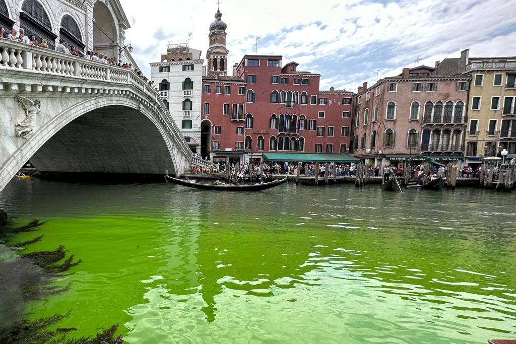 威尼斯當局調查發現，將大運河染成螢光綠的物質是無毒的螢光素，但未說明為何河中會有螢光素。（圖／美聯社）