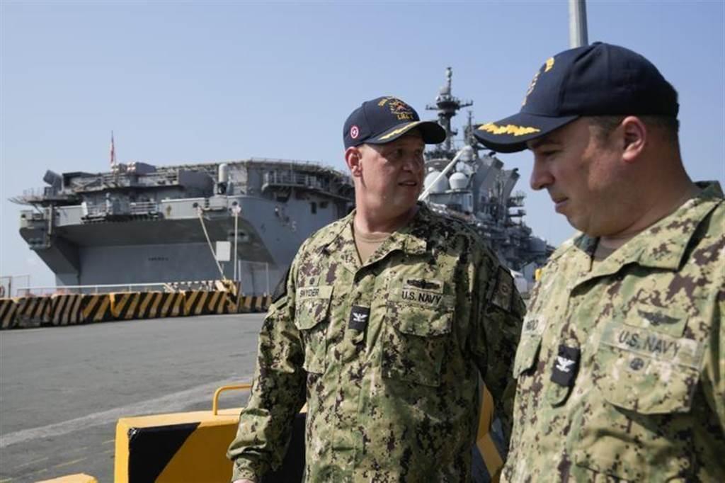 美國海軍「美利堅號」兩棲突擊艦3月首次停靠菲律賓首都馬尼拉的港口，進行親善訪問。圖為「美利堅號」指揮官施奈德（Shockey Snyder，左）訪視港口。（圖／美聯社）