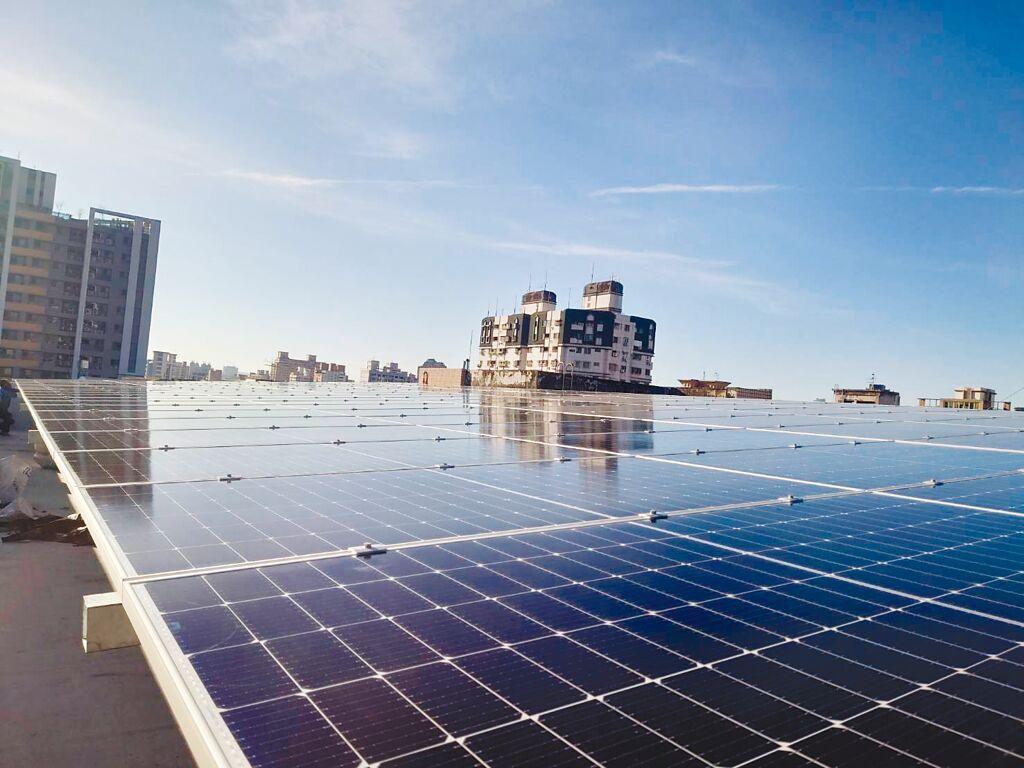 元富證券台中大裕分公司的太陽光電發電設備興建完成，已正式售電予台電公司。該設備設置容量高達82.325瓩，成為國內首家證券商以自有建築設置的單一再生能源案場。圖／元富證券提供