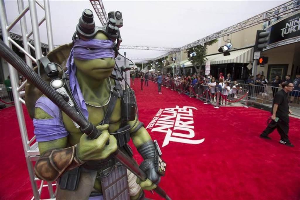 圖為2014年8月在美國加州洛杉磯舉行的《忍者龜》首映式上的忍者龜模型。（路透社）