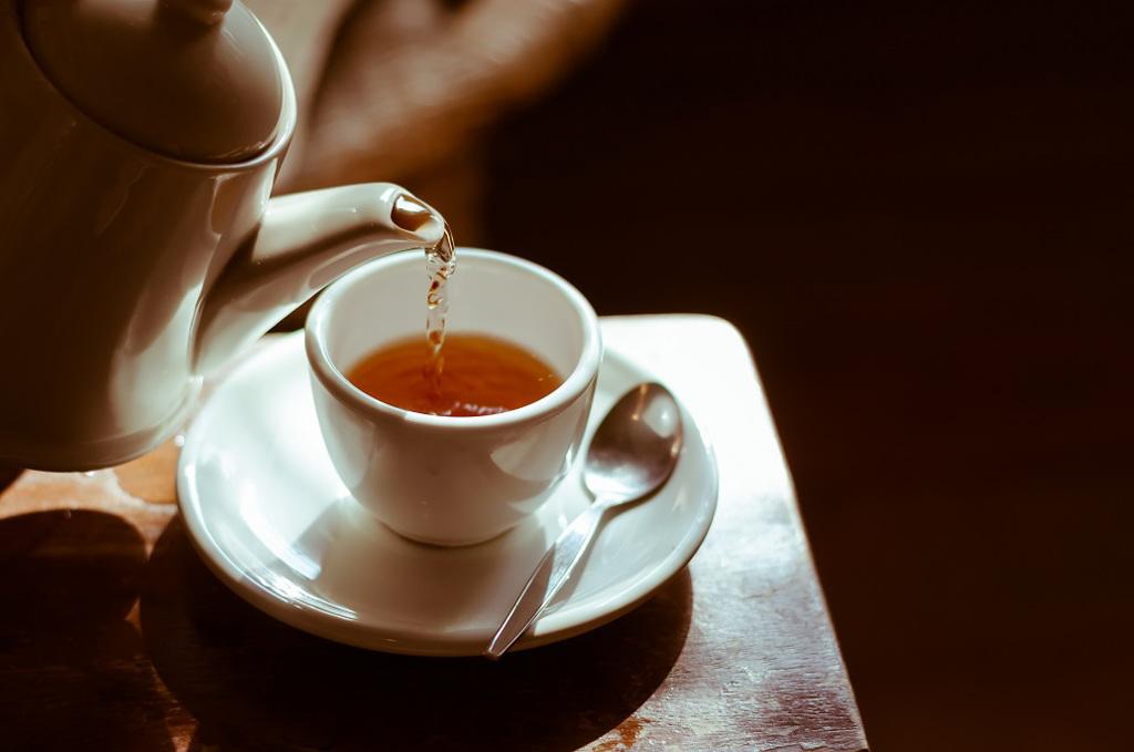 老翁每天泡決明子茶代替水喝，由於腎功能衰退，代謝不掉過多鉀離子，導致高血鉀。（示意圖／Shutterstock）