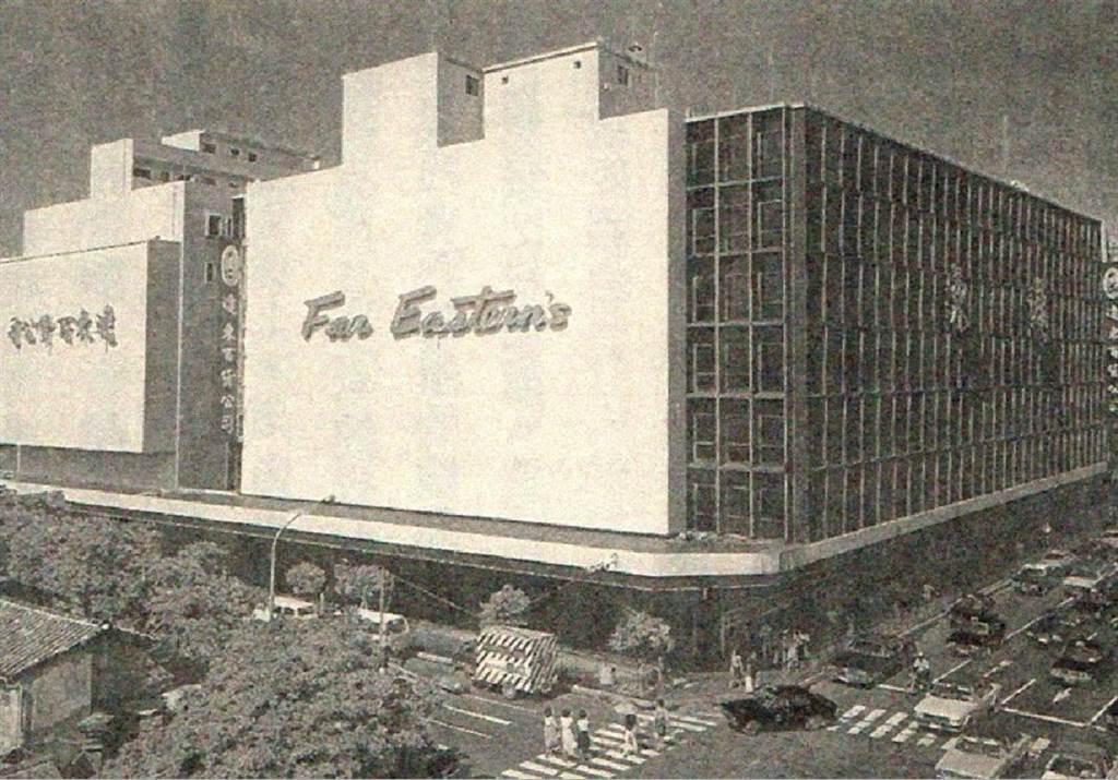 時代眼淚!遠百寶慶店將於8月原地重建，6、7月舉辦「封館大拍賣」，如今老照片曝光，這是民國61年01月18日開幕當天的照片，當時是博愛特區相當時髦的建築，對面還是矮平房，現在早已是高樓。(遠百寶慶店提供)